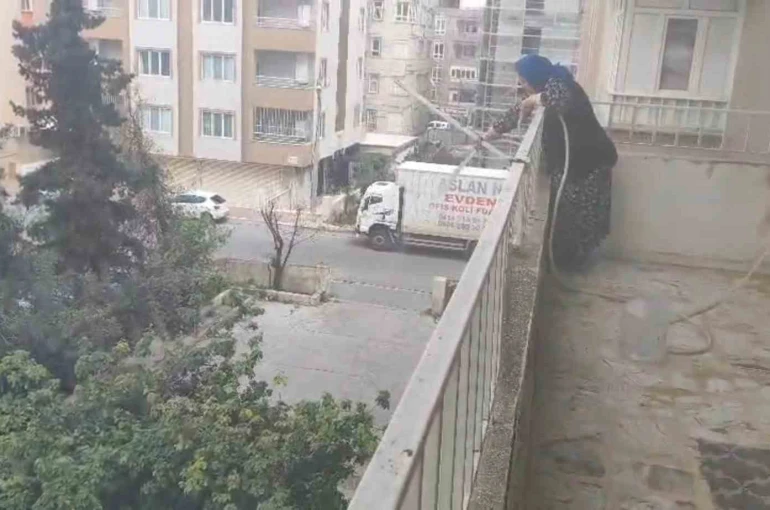 Park halinde alev alan aracı yaşlı kadın balkondan söndürmeye çalıştı