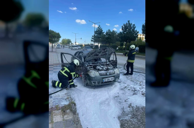 Park halindeki araç alev aldı