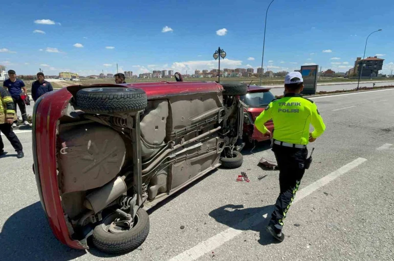 Park halindeki araca çarpan otomobilin devrildiği anlar kameraya yansıdı: 1 yaralı