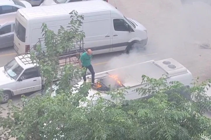 Park halindeki aracın tavanında çıkan yangına vatandaşlar müdahale etti