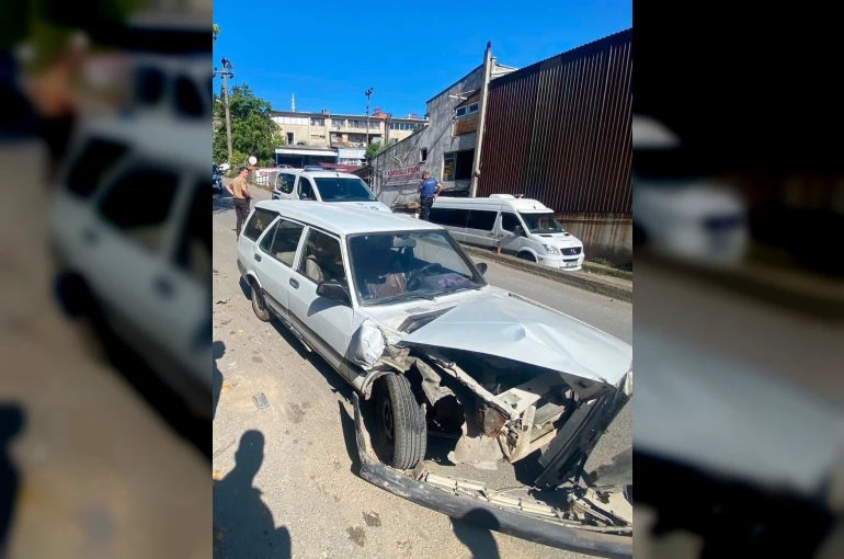 Park halindeki iki araç kaza yaptı: Pat Pat iş yerine düştü