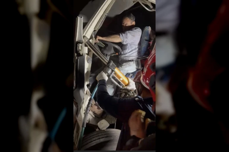 Park halindeki kamyona arkadan çarpan çekicinin sürücüsü yaralandı