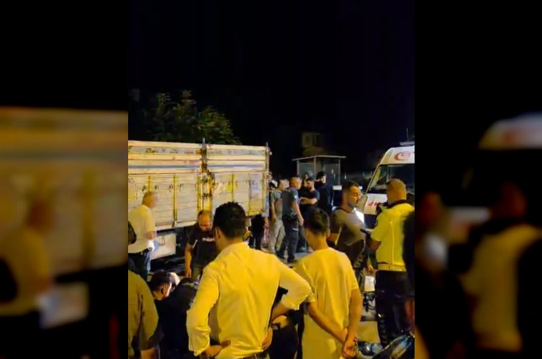 Park halindeki kamyonete çarpan motosiklet sürücüsü hayatını kaybetti