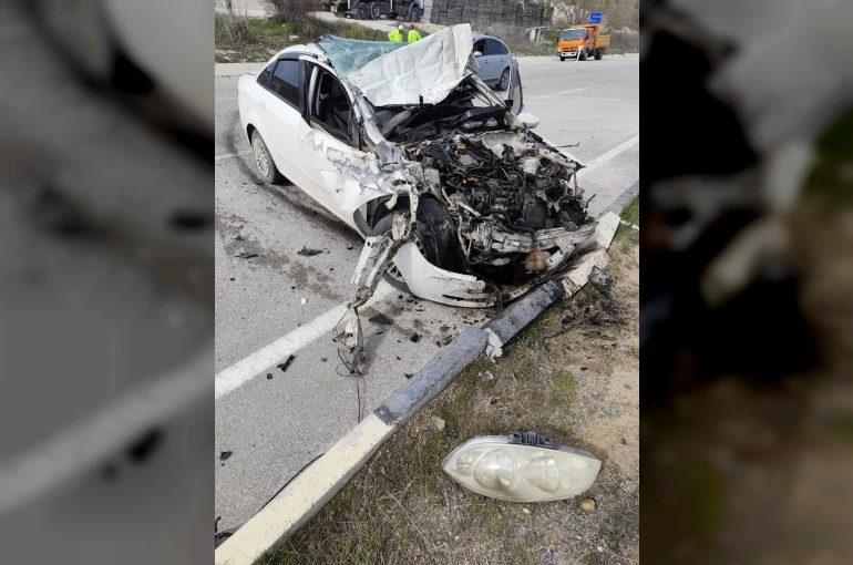 Park halindeki kamyonete çarpan otomobil hurdaya döndü: 1 yaralı