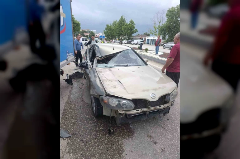 Park halindeki kamyonete çarptı, 2 çocuk yaralandı