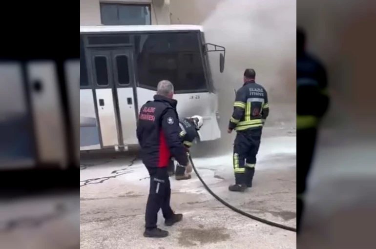 Park halindeki midibüs alev aldı