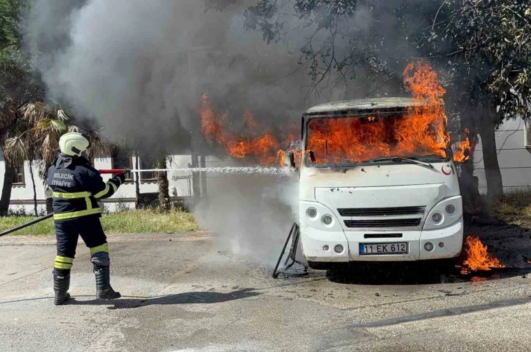 Park halindeki minibüs alev alev yandı