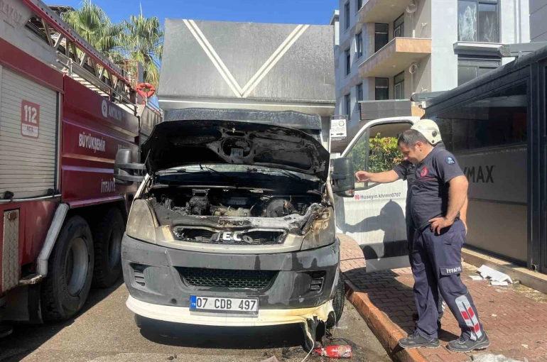 Park halindeki nakliye kamyonunda motor yangını