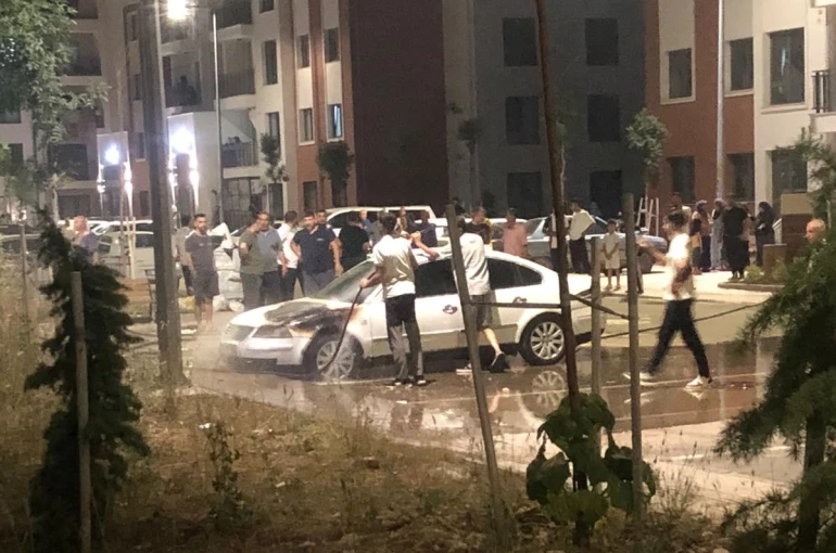 Park halindeki otomobil alev aldı