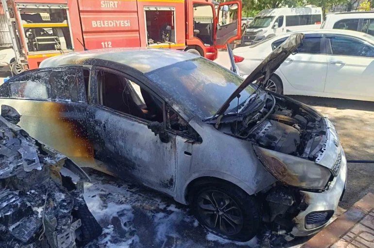 Park halindeki otomobil alev aldı, yangın diğer araca da sıçradı