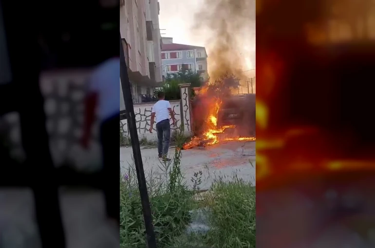 Park halindeki otomobil alev topuna döndü