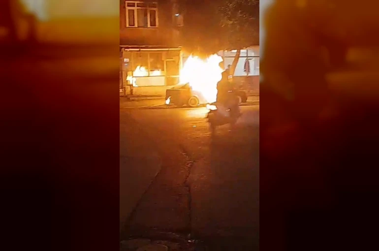 Park halindeki otomobil yandı, sahibi tarafından yakıldığı öne sürüldü