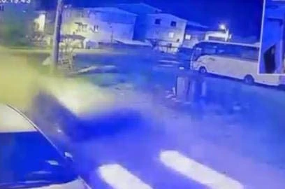 Park halindeki otomobile çarpıp kaçtı