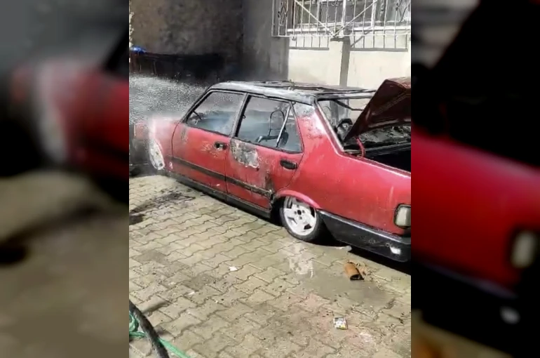 Park halindeki Tofaş marka otomobil yanarak kullanılamaz hale geldi