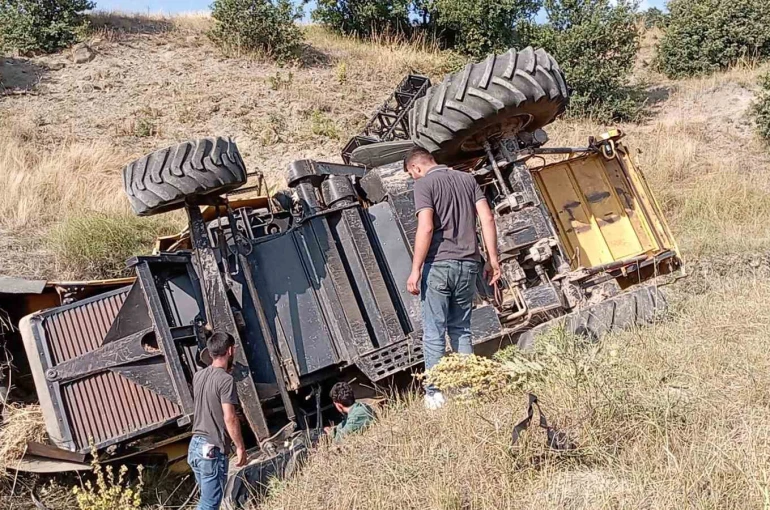 Park halindeyken hareket eden biçerdöver dereye devrildi 