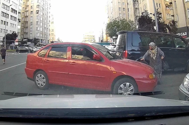 Park yeri savaşını bastonlu yaşlı kadın kazandı