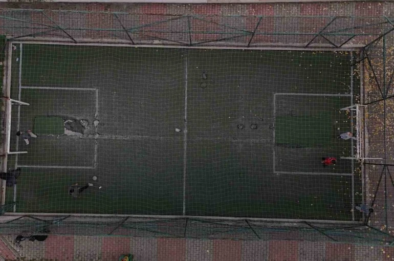 Parktaki halı sahayı, tarlaya çevirdiler
