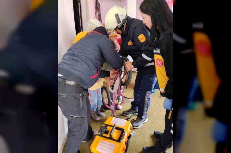 Parmağı bisiklet zincirine sıkışan çocuğu itfaiye kurtardı