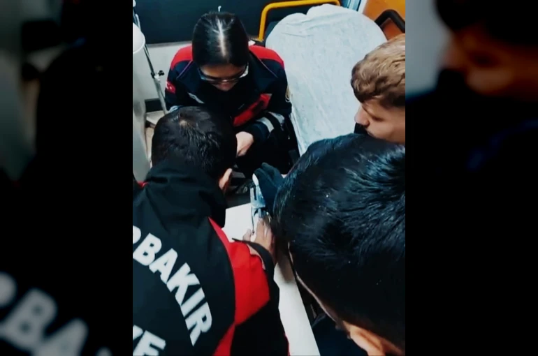 Parmağı zımbaya sıkışan genç için itfaiye ekipleri harekete geçti