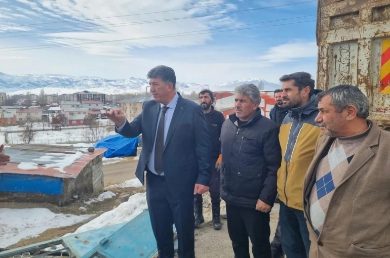 Pasinler Belediyesi’nden metruk bina yıkımı