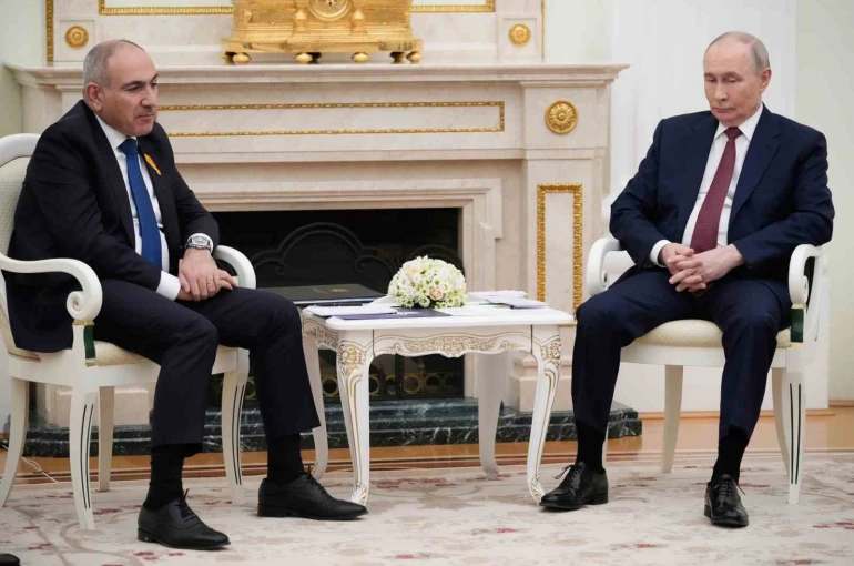Paşinyan’dan Putin’e "Rusya Günü" tebriği