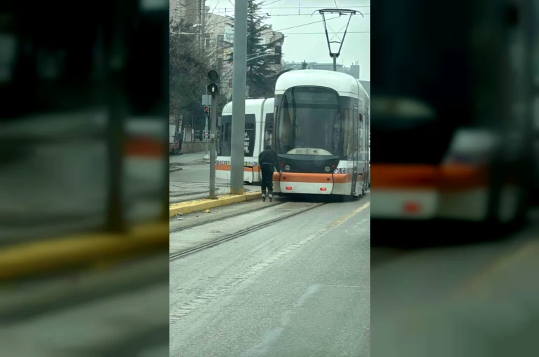 Patenli çocuk tramvayın arkasına tutunarak canını hiçe saydı 
