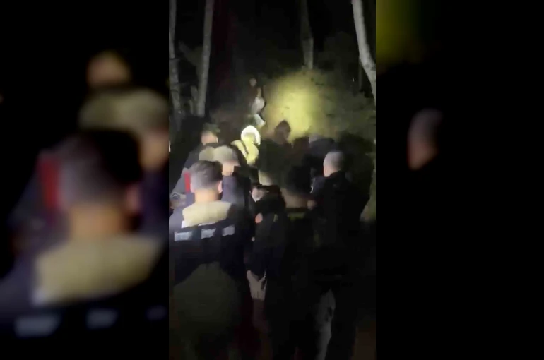 Patikadan yamaca düşerek mahsur kalan bir kişi, itfaiye tarafından kurtarıldı