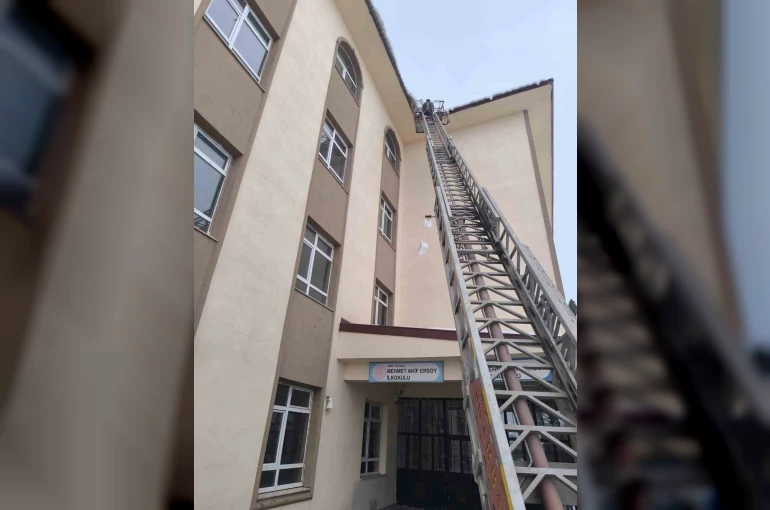 Patnos’ta buz sarkıtlarına karşı uyarı