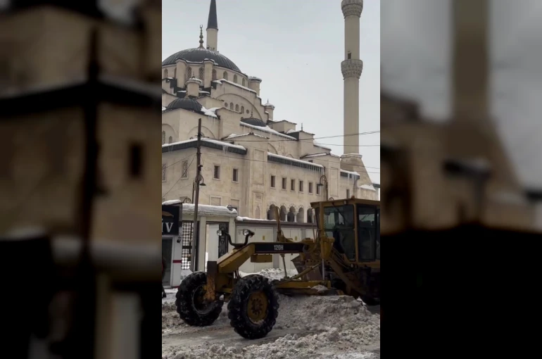 Patnos’ta kar temizleme çalışması aralıksız sürdürülüyor