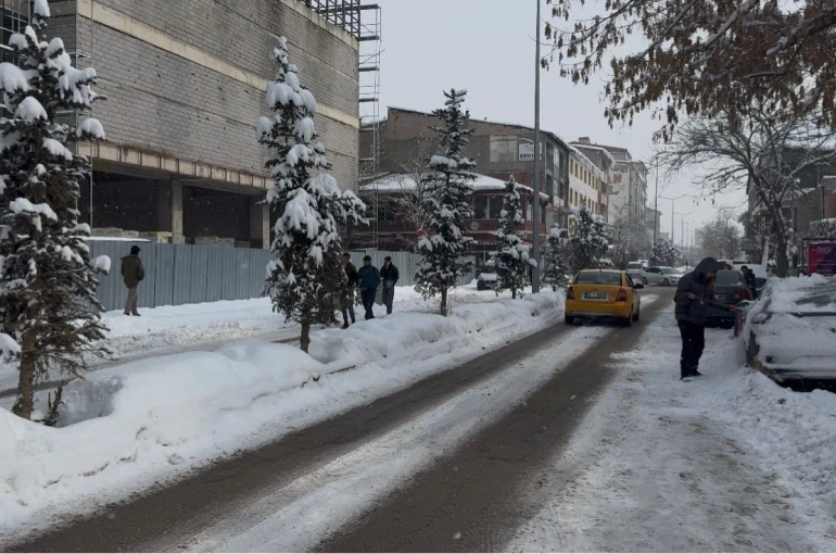 Patnos’ta kar yağışı yeniden etkisini gösterdi 