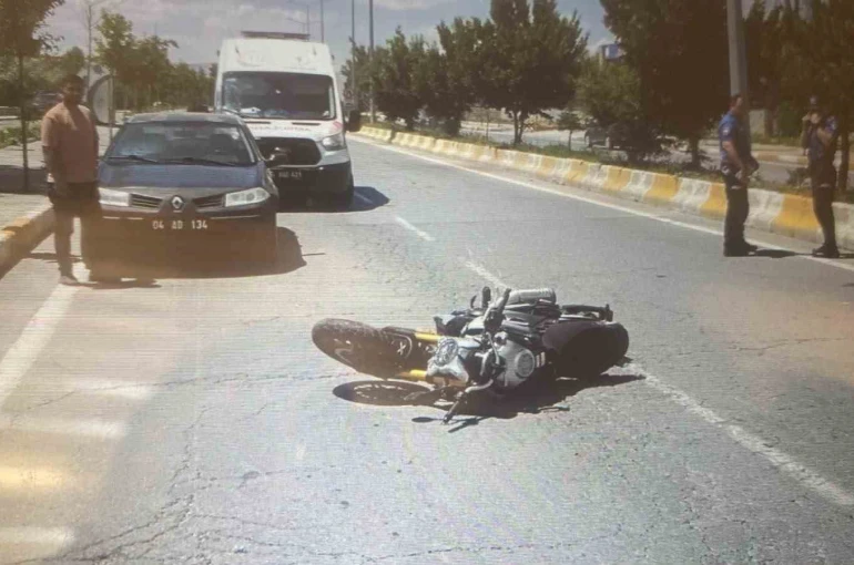 Patnos’ta motosiklet sürücüsü metrelerce sürüklendi
