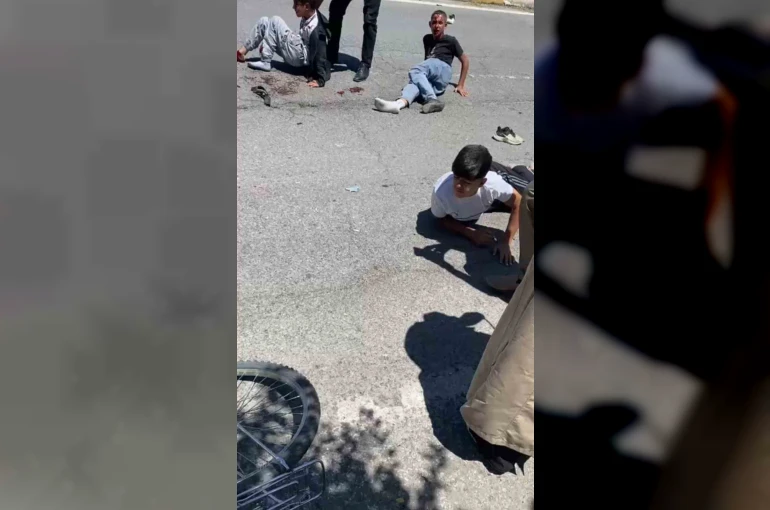 Patnos’ta otomobilin çarptığı 3 bisikletli çocuk yaralandı