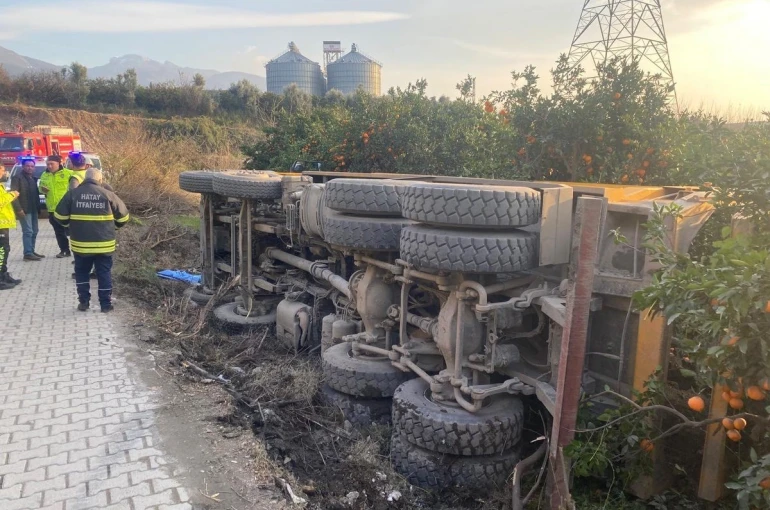 Payas’ta trafik kazası: devrilen kamyonun sürücüsü yaralandı