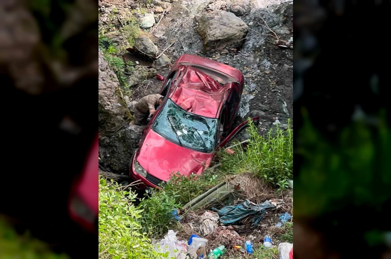 Payas’ta uçurumdan yuvarlanan otomobilin sürücüsü yuvarlandı