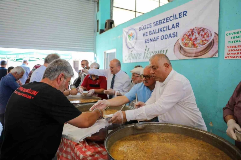 Pazar yerinde aşure ikramı gönülleri buluşturdu
