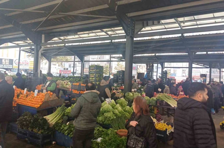 Pazarda zam şampiyonu salatalık