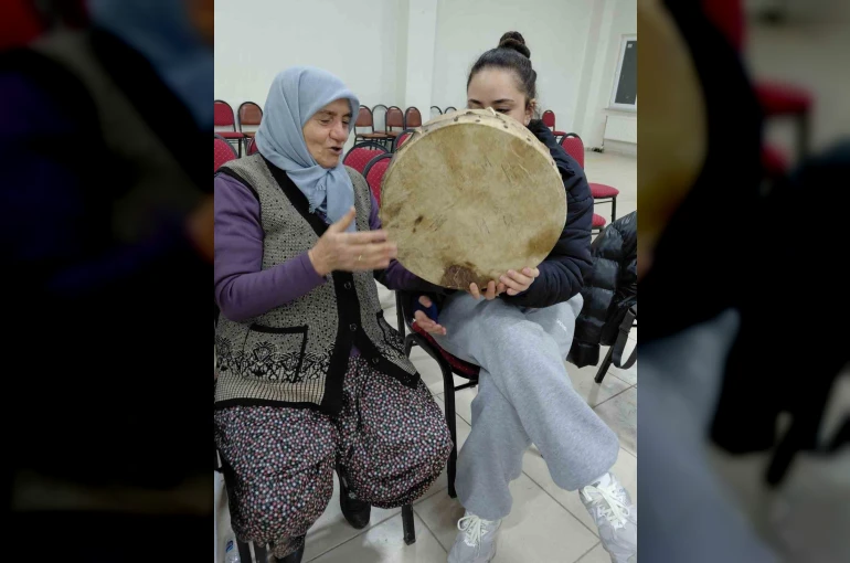 Pazarlar’da halk oyunları kursunda seslendirilen yöresel ezgiler