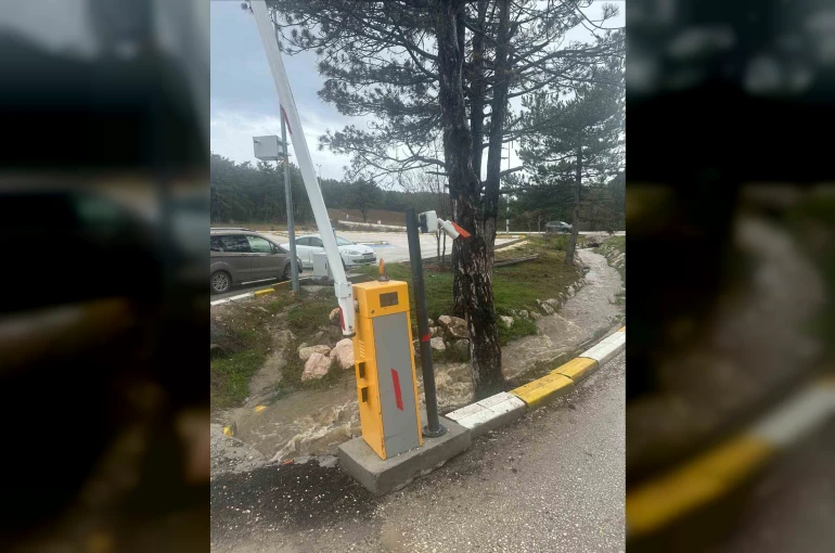 Pelitözü Gölpark girişindeki turnikelere kamyon çarptı