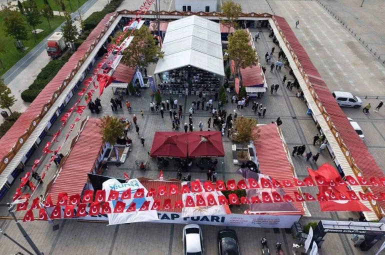 Pendik sahili kitap kokusu sardı: 10’uncu Pendik Kitap Fuarı başladı