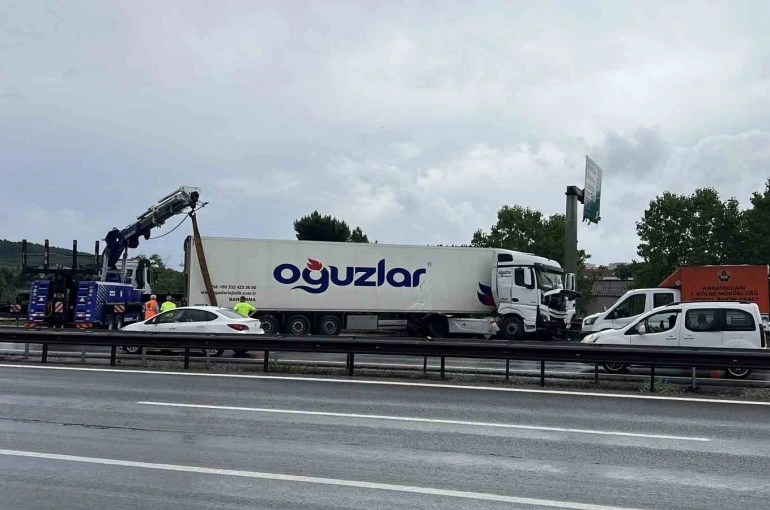 Pendik TEM otoyolunda tır bariyerlere çarptı