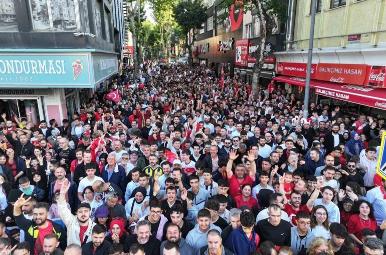 Pendik’te 20 bin kişilik milli heyecan havadan görüntülendi
