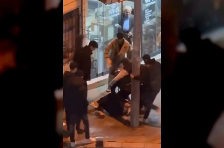 Pendik’te darp anları kameraya yansıdı: 4 saldırgan 1 kişiyi hedef aldı 