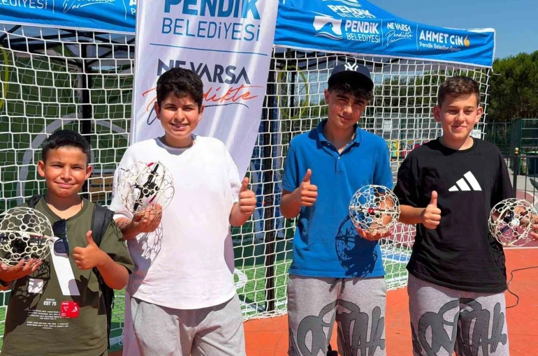 Pendik’te dronlar futbol oynadı 
