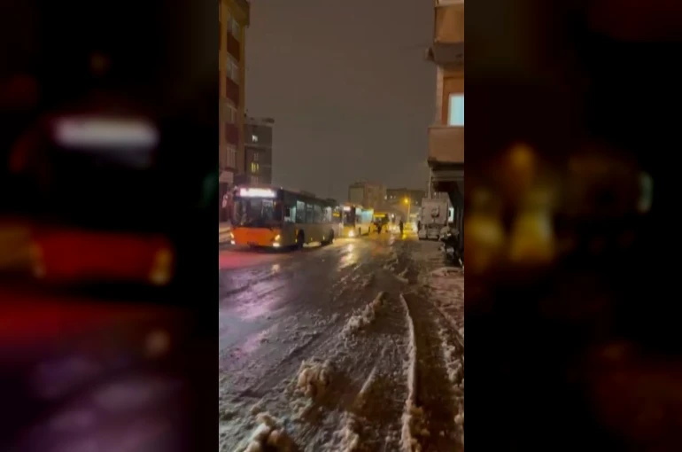 Pendik’te ekipler karları temizledi, lastiği uygun olmayan İETT otobüsü yolda kaldı