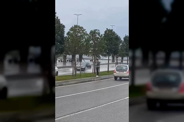 Pendik’te fırtına nedeniyle deniz suyu sahil yoluna vurdu