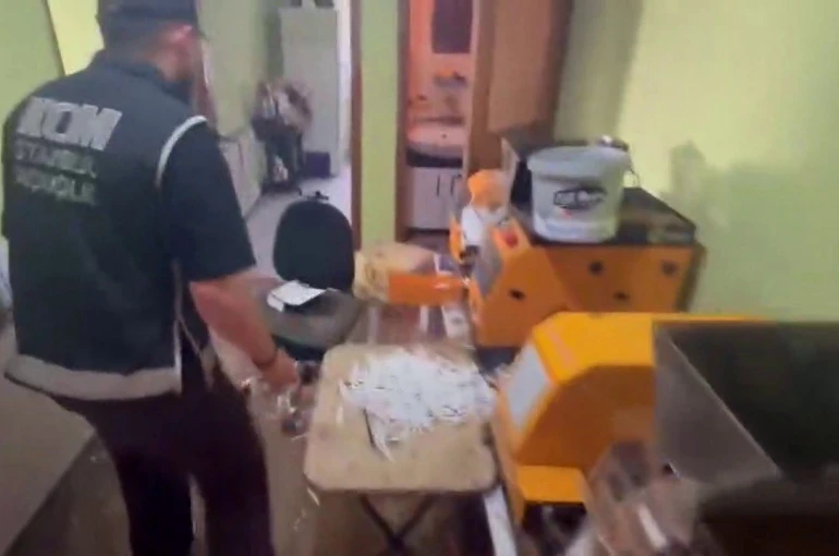 Pendik’te kaçak tütün operasyonu: 440 kilogram tütün ve 328 bin 200 makaron ele geçirildi 