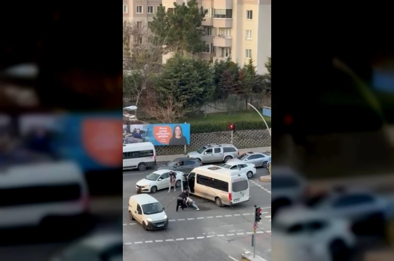 Pendik’te kırmızı ışıkta yol verme kavgası kamerada