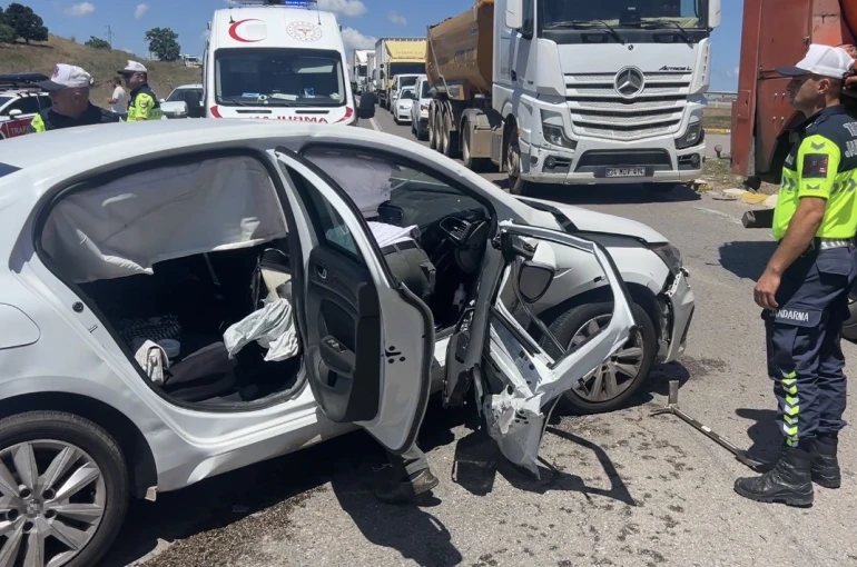 Pendik’te otomobillerin çarpıştığı kazada 2 kişi yaralandı 