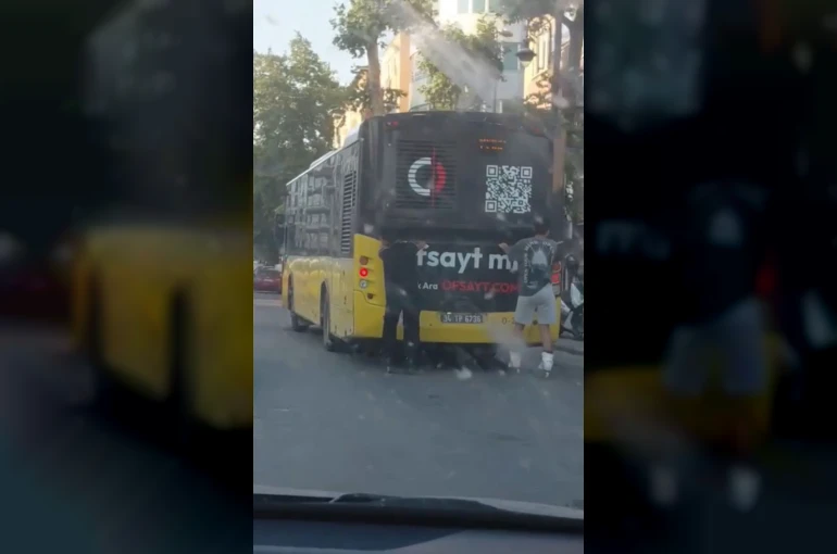 Pendik’te patenli iki gencin trafikteki ilginç yolculuğu kamerada