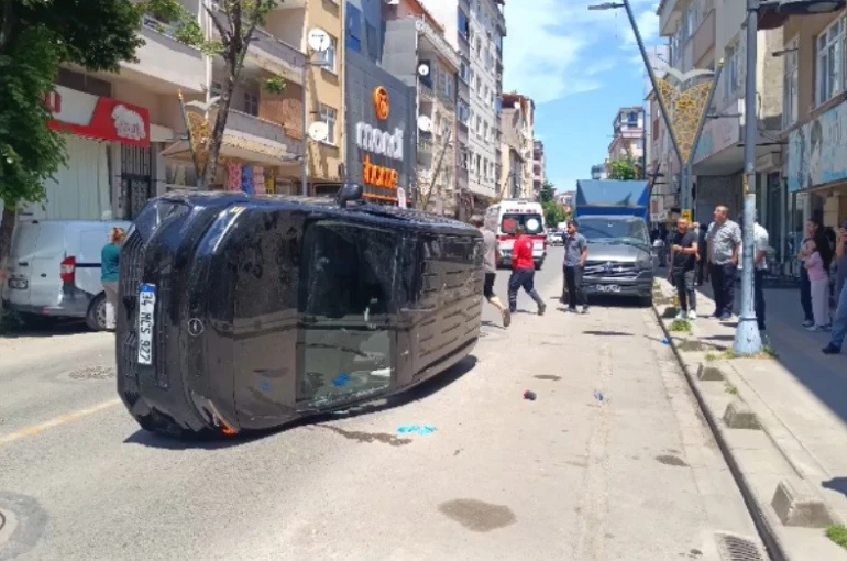 Pendik’te takla atan otomobil park halindeki araca çarptı: 1 yaralı 